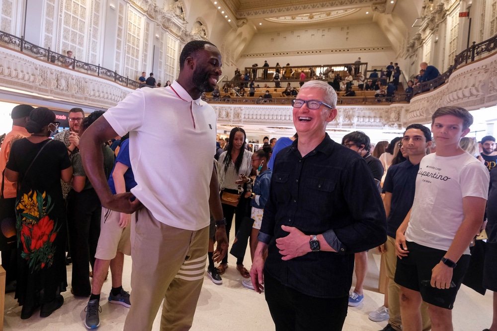 Apple,Ceo,Tim,Cook,Talks,With,Nba,Player,Draymond,Green - HQZ