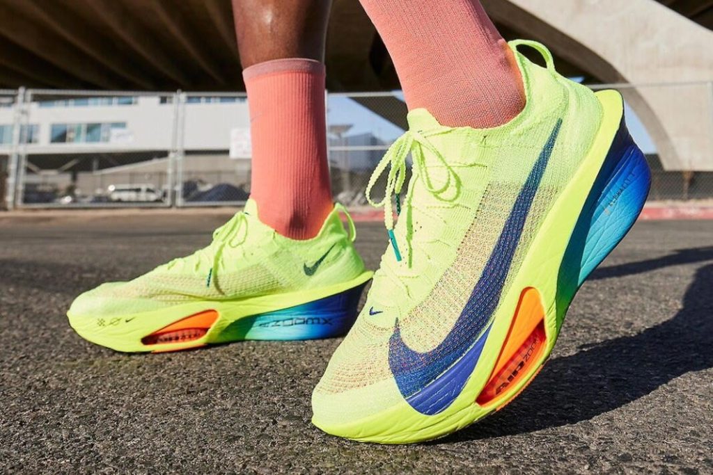 nike-alphafly-3-volt-fd8311-700-00.jpg - HQZ