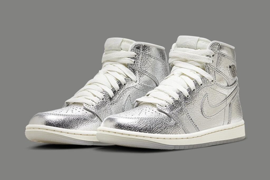 Air-Jordan-1-High-OG-WMNS-Chrome-FN7249-001-01.jpg - HQZ