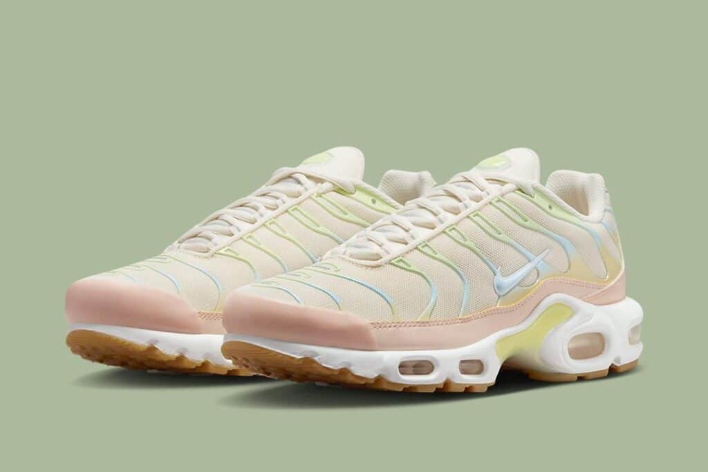 Nike-Air-Max-Plus-Crimson-Tint-DZ3671-800-01.jpg - HQZ