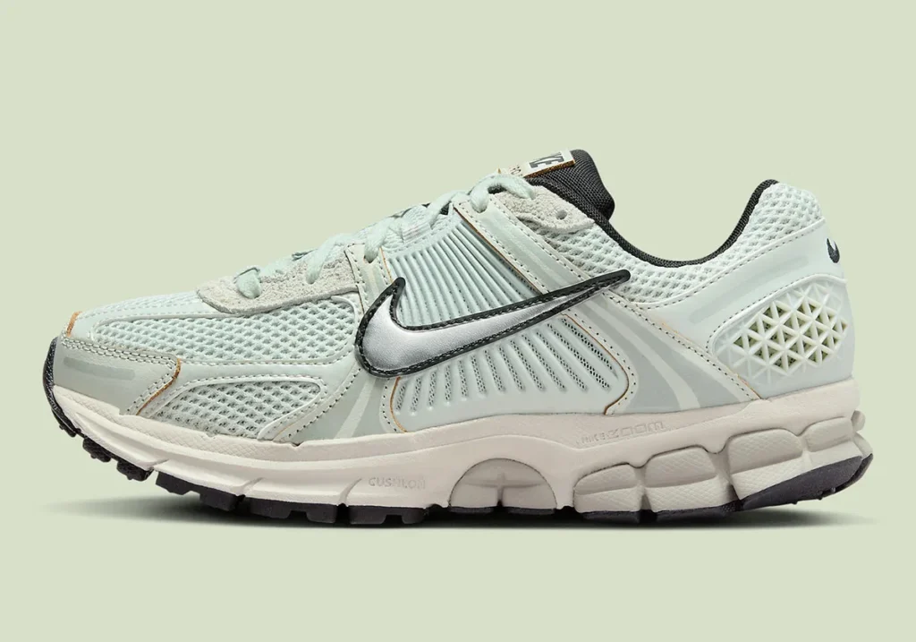nike-zoom-vomero-5-light-silver-chrome-light-bone-black-fn6742-001-1 - HQZ