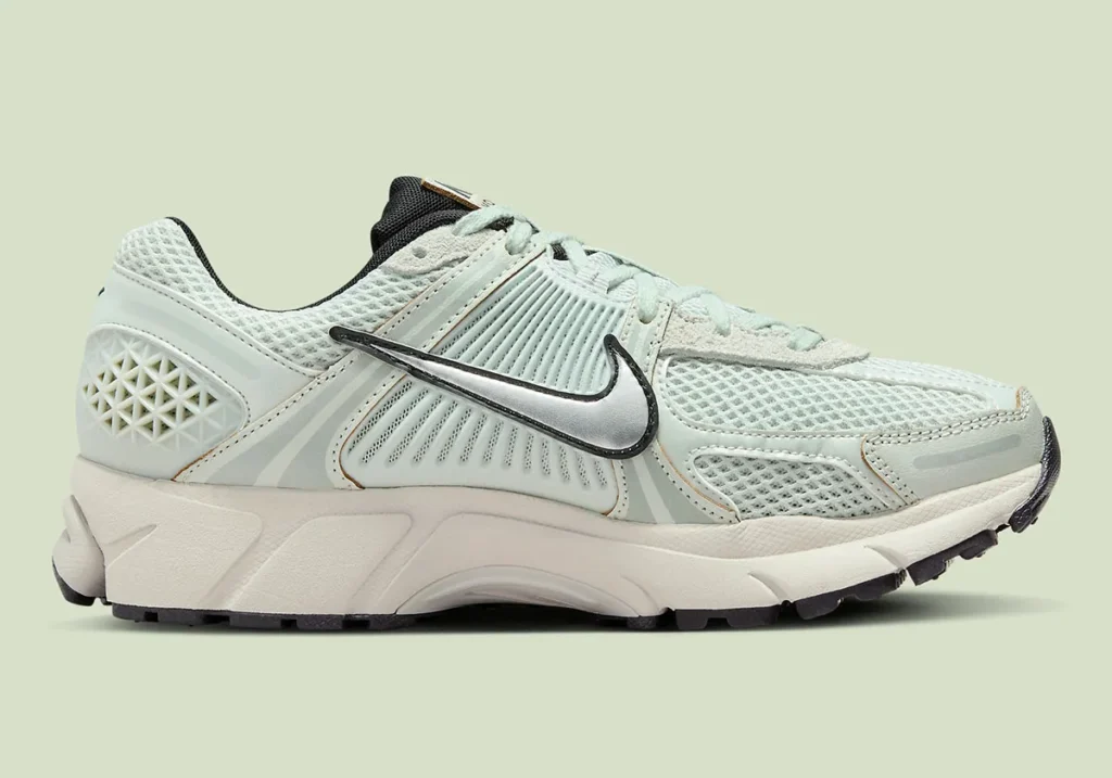 nike-zoom-vomero-5-light-silver-chrome-light-bone-black-fn6742-001-3 - HQZ