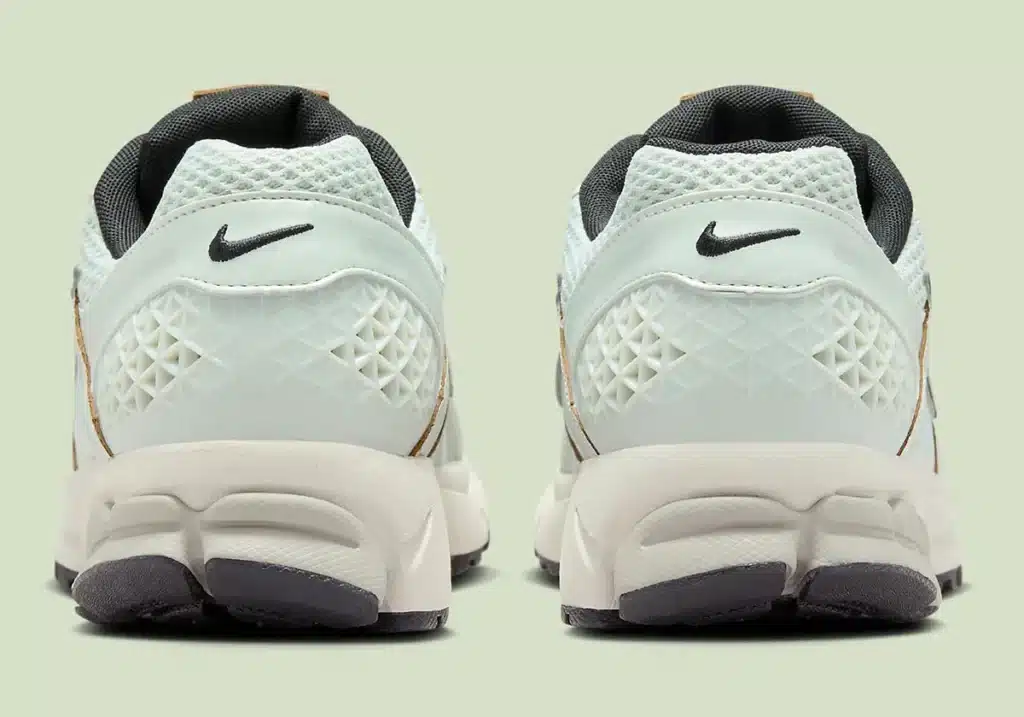 nike-zoom-vomero-5-light-silver-chrome-light-bone-black-fn6742-001-4 - HQZ
