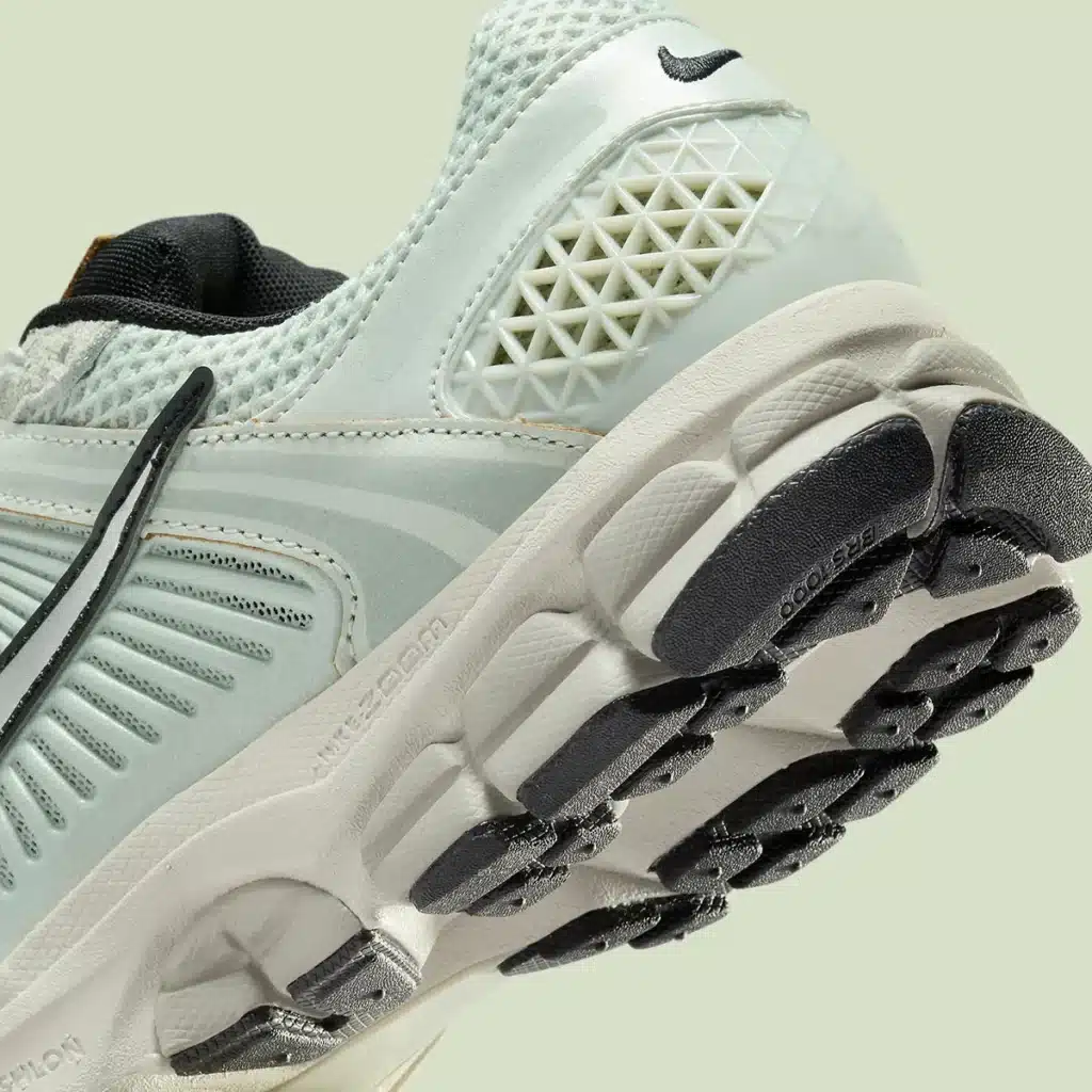 nike-zoom-vomero-5-light-silver-chrome-light-bone-black-fn6742-001-8 - HQZ