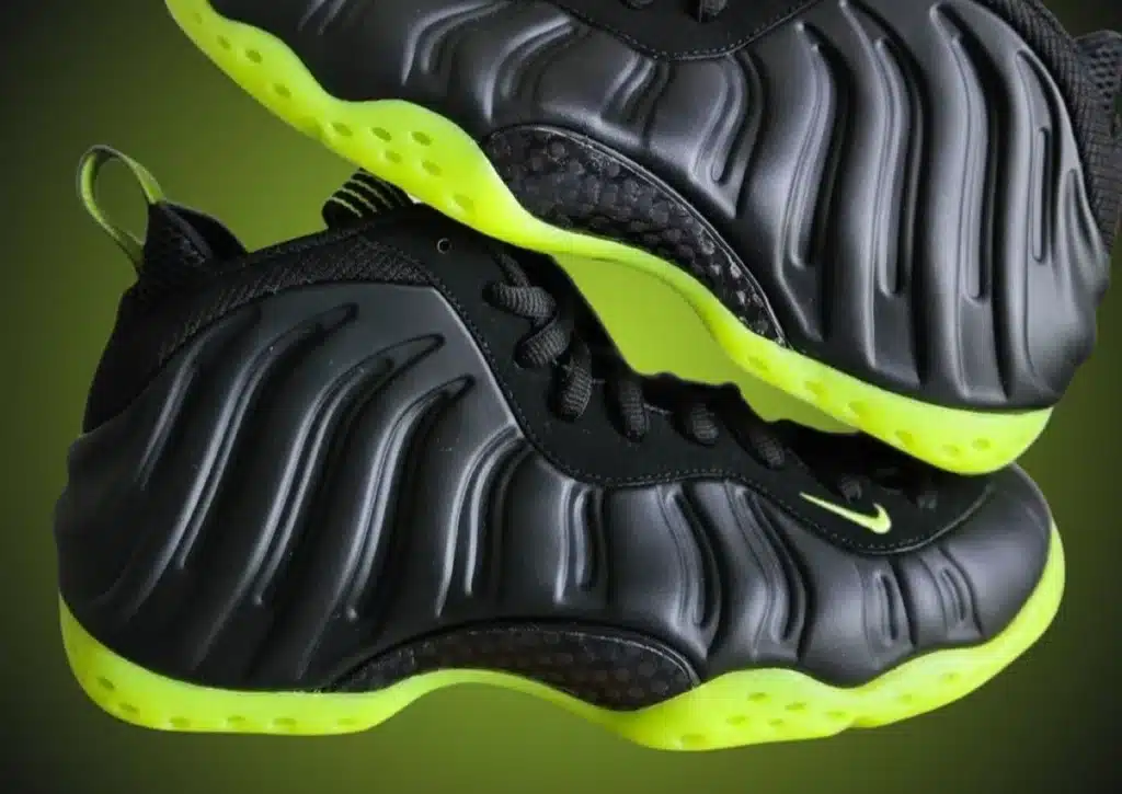 nike-air-foamposite-one-black-volt-2025 - HQZ