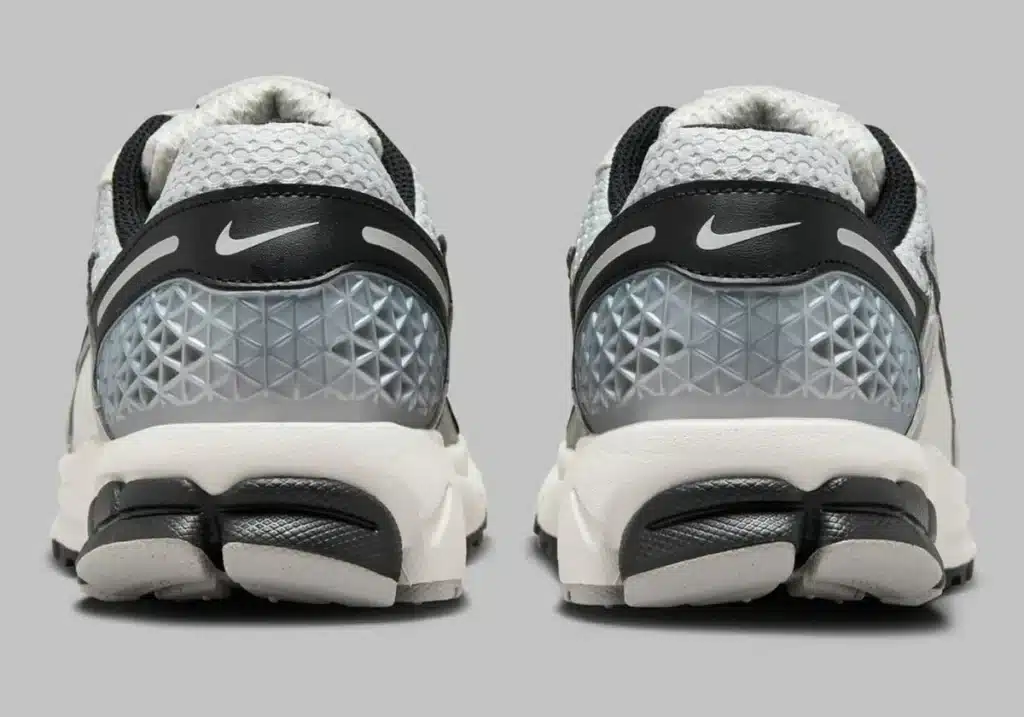 nike-zoom-vomero-5-photon-dust-phantom-black-hq1182-001-2 - HQZ