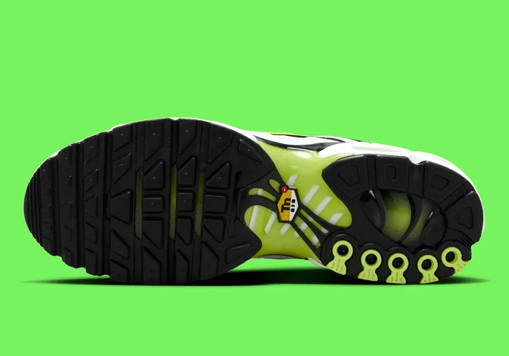 nike-air-max-plus-white-volt-black-DM0032-103-4 - HQZ