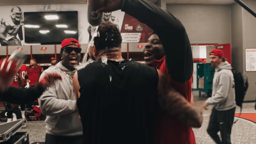 The Moment Mike Evans Hit 1000 Yards - HQZ The Moment Mike Evans Hit 1000 Yards