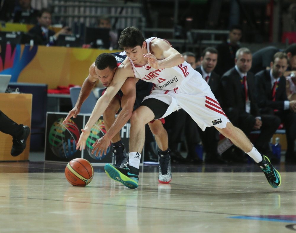 USA Basketball National Team, August 31, 2014 FIBA World Basketball Championship Turkey-US match Stephen Curry (4), Cedi Osman (4), giving the ball grabbing struggle.