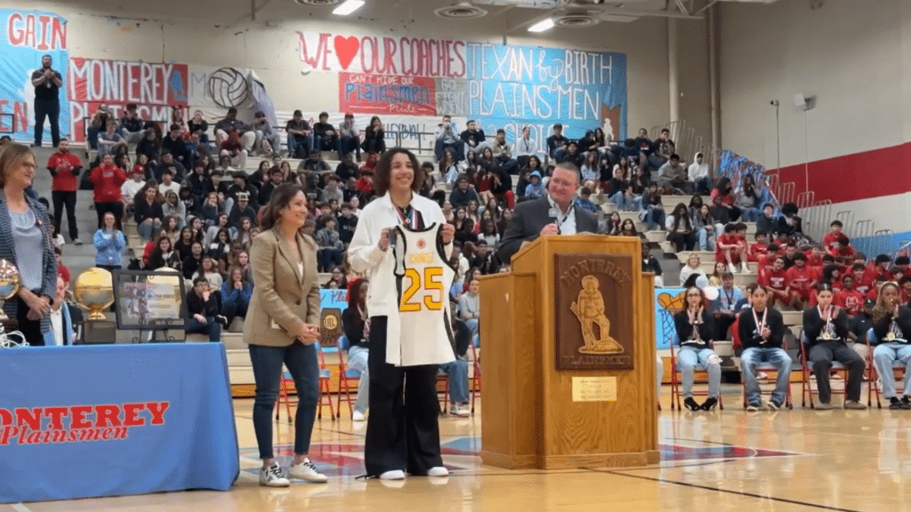 Aaliyah Chavez receives commerotaive jersey - HQZ Aaliyah Chavez receives commerotaive jersey
